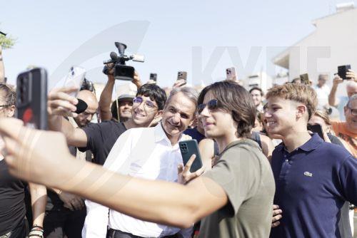 (Ξένη Δημοσίευση). Ο πρωθυπουργός Κυριάκος Μητσοτάκης φωτογραφίζεται με κόσμο, κατά την τελετή παράδοσης του έργου της επέκτασης του Μετρό Θεσσαλονίκης προς την Καλαμαριά, στον σταθμό «Μίκρα», Θεσσαλονίκη, την Πέμπτη 27 Αυγούστου 2026. Παρουσία του πρωθυπουργού, εγκαινιάζεται σήμερα η επέκταση του μετρό Θεσσαλονίκης προς την Καλαμαριά με 5 νέους σταθμούς:...