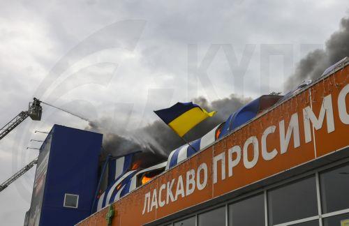 epa13196214 Ukrainian rescuers work at the site of a Russian drone strike on a shopping mall in Zaporizhzhia, Ukraine, 28 August 2026, amid the Russian invasion. At least four people were injured in a Russian attack on a construction hypermarket in Zaporizhzhia, according to the Ukrainian State Emergency Service (SES).  EPA/OLEG MOVCHANIUK