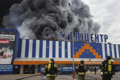 epa13196215 Ukrainian rescuers work at the site of a Russian drone strike on a shopping mall in Zaporizhzhia, Ukraine, 28 August 2026, amid the Russian invasion. At least four people were injured in a Russian attack on a construction hypermarket in Zaporizhzhia, according to the Ukrainian State Emergency Service (SES).  EPA/OLEG MOVCHANIUK