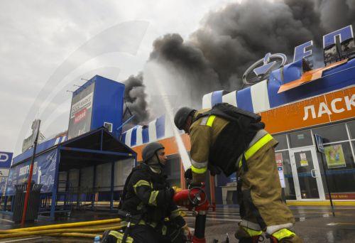 epa13196216 Ukrainian rescuers work at the site of a Russian drone strike on a shopping mall in Zaporizhzhia, Ukraine, 28 August 2026, amid the Russian invasion. At least four people were injured in a Russian attack on a construction hypermarket in Zaporizhzhia, according to the Ukrainian State Emergency Service (SES).  EPA/OLEG MOVCHANIUK