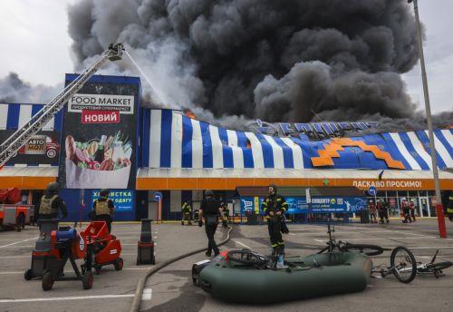 epa13196218 Ukrainian rescuers work at the site of a Russian drone strike on a shopping mall in Zaporizhzhia, Ukraine, 28 August 2026, amid the Russian invasion. At least four people were injured in a Russian attack on a construction hypermarket in Zaporizhzhia, according to the Ukrainian State Emergency Service (SES).  EPA/OLEG MOVCHANIUK