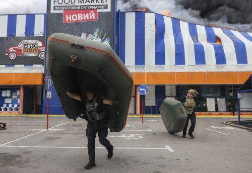 epa13196219 Ukrainian rescuers work at the site of a Russian drone strike on a shopping mall in Zaporizhzhia, Ukraine, 28 August 2026, amid the Russian invasion. At least four people were injured in a Russian attack on a construction hypermarket in Zaporizhzhia, according to the Ukrainian State Emergency Service (SES).  EPA/OLEG MOVCHANIUK