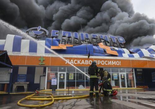 epa13196221 Ukrainian rescuers work at the site of a Russian drone strike on a shopping mall in Zaporizhzhia, Ukraine, 28 August 2026, amid the Russian invasion. At least four people were injured in a Russian attack on a construction hypermarket in Zaporizhzhia, according to the Ukrainian State Emergency Service (SES).  EPA/OLEG MOVCHANIUK