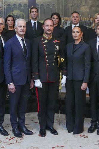 epa13196656 Norway's new King Haakon VIII (C), Crown Princess Ingrid Alexandra (R) and Norwegian Prime Minister Jonas Gahr Store (L) pose for a group photo on the occasion of an extraordinary cabinet meeting at the Royal Palace in Oslo, Norway, 28 August 2026, after the death of King Harald V. Norway's King Harald V died at Oslo University Hospital at the...