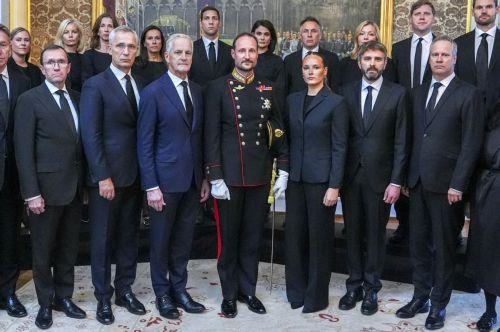 epa13196658 Norway's new King Haakon VIII (C), Crown Princess Ingrid Alexandra (C-R) and Norwegian Prime Minister Jonas Gahr Store (C-L) pose for a group photo on the occasion of an extraordinary cabinet meeting at the Royal Palace in Oslo, Norway, 28 August 2026, after the death of King Harald V. Norway's King Harald V died at Oslo University Hospital at...