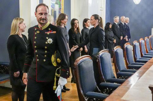 epa13196660 Norway's new King Haakon VIII (front) and Crown Princess Ingrid Alexandra (C-R) greet attendees on the occasion of an extraordinary cabinet meeting at the Royal Palace in Oslo, Norway, 28 August 2026, after the death of King Harald V. Norway's King Harald V died at Oslo University Hospital at the age of 89, according to an official statement...