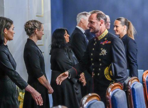epa13196661 Norway's new King Haakon VIII (2-R) and Crown Princess Ingrid Alexandra (R) greet attendees on the occasion of an extraordinary cabinet meeting at the Royal Palace in Oslo, Norway, 28 August 2026, after the death of King Harald V. Norway's King Harald V died at Oslo University Hospital at the age of 89, according to an official statement...