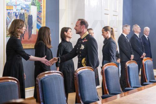 epa13196666 New Crown Princess Ingrid Alexandra of Norway (C-R) and Prince Haakon (C-L), the new King Haakon VIII, greet attendees of an extraordinary cabinet meeting at the Royal Palace in Oslo, Norway, 28 August 2026, after the death of King Harald V. King Harald died at Oslo University Hospital at the age of 89, according to an official statement...