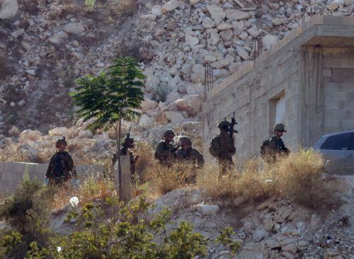 epa13196976 Israeli troops search the area following an airstrike that killed three Palestinians near the West Bank city of Jenin, 28 August 2026. Israel's military reported it conducted a strike against several militants in the Jenin area.  EPA/ALAA BADARNEH