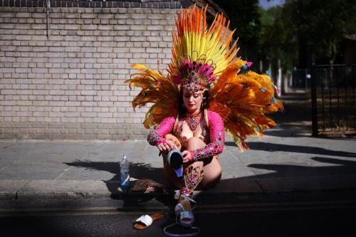 epa13202248 A costumed participant gets ready to perform during the Notting Hill Carnival adults' parade in London, Britain, 31 August 2026. The carnival, marking its 60th year, is Europe's largest street carnival, celebrating Caribbean history and culture, and runs from 30 August to 31 August 2026.  EPA/TOLGA AKMEN