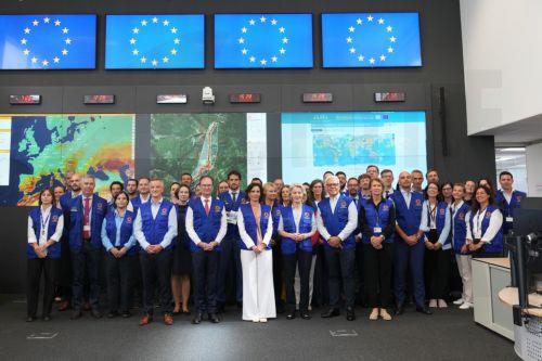 epa13202364 European Commission President Ursula von der Leyen (C-R) and European Commissioner for Preparedness and Crisis Hadja Lahbib (C-L) pose for a group photo with staff during a visit to the European Emergency Response Coordination Center (ERCC) in Brussels, Belgium, 31 August 2026.  EPA/VIRGINIA MAYO / POOL
