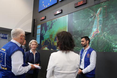 epa13202367 European Commission President Ursula von der Leyen (2-L) and European Commissioner for Preparedness and Crisis Hadja Lahbib (2-R) are briefed by personnel during a visit to the European Emergency Response Coordination Center (ERCC) in Brussels, Belgium, 31 August 2026.  EPA/VIRGINIA MAYO / POOL