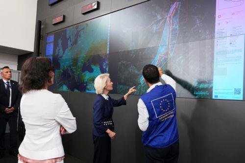epa13202368 European Commission President Ursula von der Leyen (C) and European Commissioner for Preparedness and Crisis Hadja Lahbib (2-L) are briefed by personnel during a visit to the European Emergency Response Coordination Center (ERCC) in Brussels, Belgium, 31 August 2026.  EPA/VIRGINIA MAYO / POOL