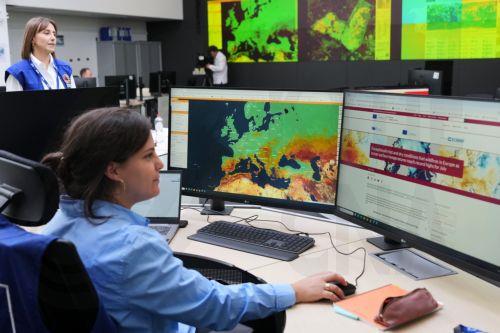 epa13202375 Personnel monitor computer maps and charts at the European Emergency Response Coordination Center (ERCC) in Brussels, Belgium, 31 August 2026.  EPA/VIRGINIA MAYO / POOL