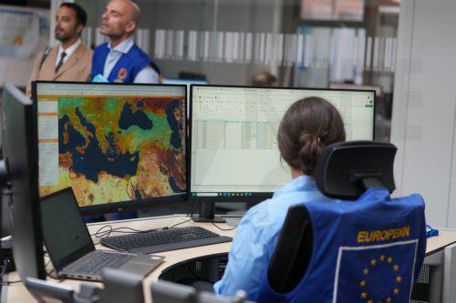 epa13202377 Personnel monitor a computer map at the European Emergency Response Coordination Center (ERCC) in Brussels, Belgium, 31 August 2026.  EPA/VIRGINIA MAYO / POOL