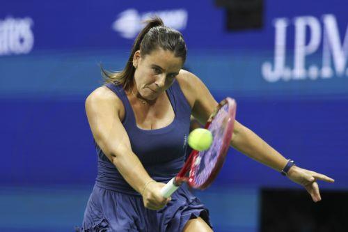 epa13218743 Emma Navarro of the USA in action against Anna Kalinskaya of Russia during their Women’s Singles round four match of the US Open Tennis Championships at the USTA Billie Jean King National Tennis Center in Flushing Meadows, New York, USA, 06 September 2026.  EPA/SARAH YENESEL
