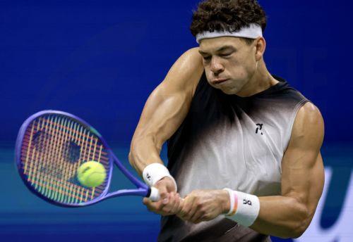 epaselect epa13218669 Ben Shelton of the USA in action against Stefanos Tsitsipas of Greece during the Men's Singles fourth round of the US Open Tennis Championships in Flushing Meadows, New York, USA, 06 September 2026.  EPA/CRISTOBAL HERRERA-ULASHKEVICH