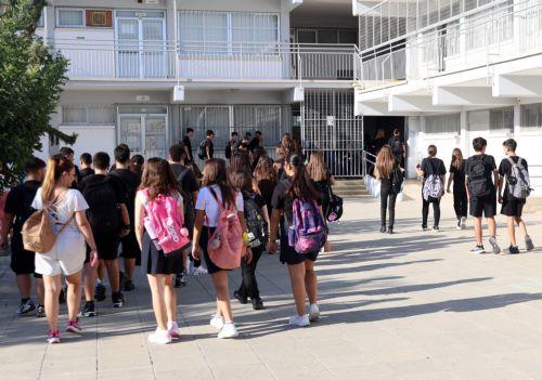 Το πρώτο κουδούνι χτύπησε σήμερα για τους μαθητές/τριες της Μέσης Εκπαίδευσης, Γυμνάσιο Αγ. Στυλιανού στο Στρόβολο 07 Σεπτεμβρίου 2026. O συνολικός αριθμός των μαθητών οι οποίοι θα φοιτήσουν σε Σχολεία Μέσης Γενικής Εκπαίδευσης τη σχολική χρονιά 2026-2027 ανέρχεται σε 41.280 (23.270 γυμνάσια, 17.710 λύκεια, 300 εσπερινά). ΚΥΠΕ/ΚΑΤΙΑ ΧΡΙΣΤΟΔΟΥΛΟΥ