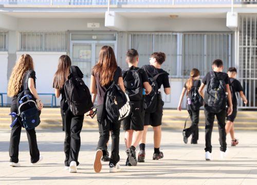 Το πρώτο κουδούνι χτύπησε σήμερα για τους μαθητές/τριες της Μέσης Εκπαίδευσης, Γυμνάσιο Αγ. Στυλιανού στο Στρόβολο 07 Σεπτεμβρίου 2026. O συνολικός αριθμός των μαθητών οι οποίοι θα φοιτήσουν σε Σχολεία Μέσης Γενικής Εκπαίδευσης τη σχολική χρονιά 2026-2027 ανέρχεται σε 41.280 (23.270 γυμνάσια, 17.710 λύκεια, 300 εσπερινά). ΚΥΠΕ/ΚΑΤΙΑ ΧΡΙΣΤΟΔΟΥΛΟΥ