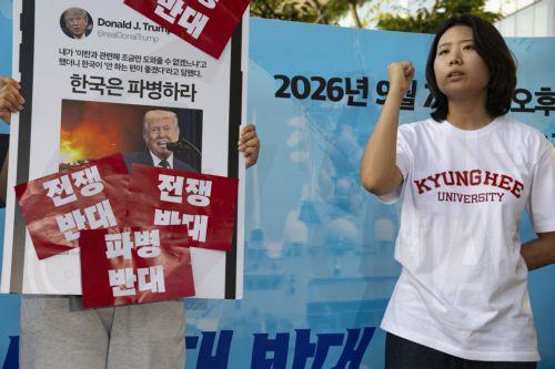 epa13219194 South Korean university protesters shout slogans during a rally near the US embassy in Seoul, South Korea, 07 September 2026. Protesters gathered to oppose a potential deployment of South Korean troops to the Strait of Hormuz.  EPA/JEON HEON-KYUN