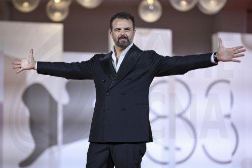 epa13226876 Italian director Edoardo De Angelis arrives for the premiere of ‘Il fuoco che ti porti dentro' (The Fire within You) during the 83rd Venice Film Festival in Venice, Italy, 09 September 2026. The movie is presented in official competition 'Venezia83' at the festival running from 02 to 12 September 2026.  EPA/ETTORE FERRARI
