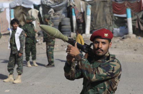 epa13227900 A Houthi fighter carries a RPG-7 rocket-propelled grenade launcher during a campaign to mobilize more fighters amid an escalation of fighting, in Sana'a, Yemen, 10 September 2026. Military operations between Houthis and Saudi-backed government forces have intensified across Yemen, spreading clashes to multiple cities.  EPA/YAHYA ARHAB