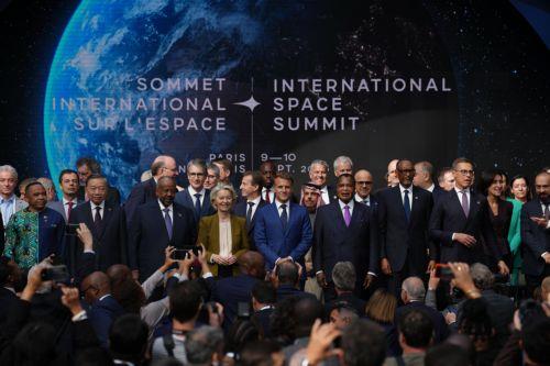 epa13227899 European Commission President Ursula von der Leyen (C-L) and French president Emmanuel Macron (C-R) pose for a group photo at the International Space Summit at the Grand Palais in Paris, France, 10 September 2026. The event brings together political leaders, international organizations, space agencies, industry representatives, scientists,...