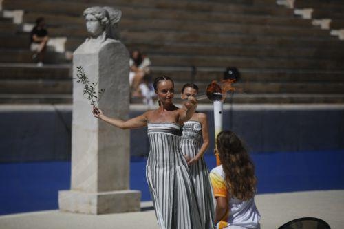 Η πρωταθλήτρια στίβου Ελένη Ιακωβάκη παραλαμβάνει την Ολυμπιακή Φλόγα στην τελετή Αφής και Παράδοσης της Φλόγας των Ολυμπιακών Αγώνων Νέων «Dakar 2026» στο Καλλιμάρμαρο στάδιο στην Αθήνα, Πέμπτη 10 Σεπτεμβρίου 2026. ΑΠΕ-ΜΠΕ/ΑΠΕ-ΜΠΕ/ΓΙΑΝΝΗΣ ΚΟΛΕΣΙΔΗΣ