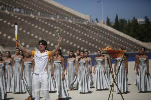 Ο παγκόσμιος πρωταθλητής κωπηλασίας Ιάσωνας Μουσελίνης ανάβει την Ολυμπιακή δάδα στην τελετή Αφής και Παράδοσης της Φλόγας των Ολυμπιακών Αγώνων Νέων «Dakar 2026» στο Καλλιμάρμαρο στάδιο στην Αθήνα, Πέμπτη 10 Σεπτεμβρίου 2026. ΑΠΕ-ΜΠΕ/ΑΠΕ-ΜΠΕ/ΓΙΑΝΝΗΣ ΚΟΛΕΣΙΔΗΣ