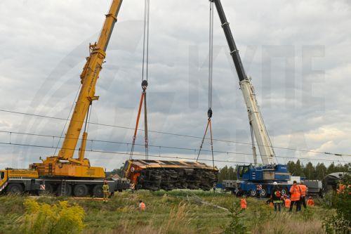 epa13228255 Heavy machinery is deployed during a locomotive lifting operation after an accident in Sokolniki Suche, Poland, 10 September 2026. Emergency response teams and technical crews worked to clear the site of a rail accident that occurred on 09 September when a truck collided with a PKP Intercity passenger train traveling on the Lublin–Szczecin...