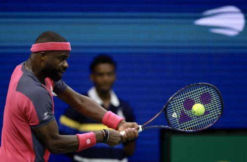 epa13233351 Frances Tiafoe of the US in action against Ben Shelton of the US during the Men's Singles Semifinals of the US Open Tennis Championships in Flushing Meadows, New York, USA, 11 September 2026.  EPA/CRISTOBAL HERRERA-ULASHKEVICH