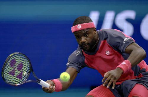 epa13233353 Frances Tiafoe of the US in action against Ben Shelton of the US during the Men's Singles Semifinals of the US Open Tennis Championships in Flushing Meadows, New York, USA, 11 September 2026.  EPA/CRISTOBAL HERRERA-ULASHKEVICH