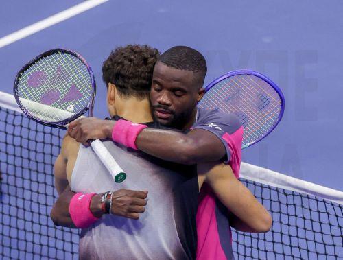 epa13233418 Ben Shelton of the US (L) greets Frances Tiafoe of the US after winning their Men's Singles semi-final match at the US Open Tennis Championships at the USTA Billie Jean King National Tennis Center in Flushing Meadows, New York, USA, 11 September 2026. The 2026 US Open tournament runs from 23 August to 13 September.  EPA/BRIAN HIRSCHFELD