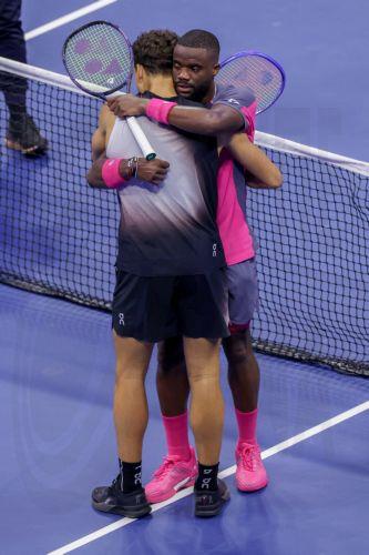 epa13233422 Ben Shelton of the US (L) greets Frances Tiafoe of the US after winning their Men's Singles semi-final match at the US Open Tennis Championships at the USTA Billie Jean King National Tennis Center in Flushing Meadows, New York, USA, 11 September 2026. The 2026 US Open tournament runs from 23 August to 13 September.  EPA/BRIAN HIRSCHFELD