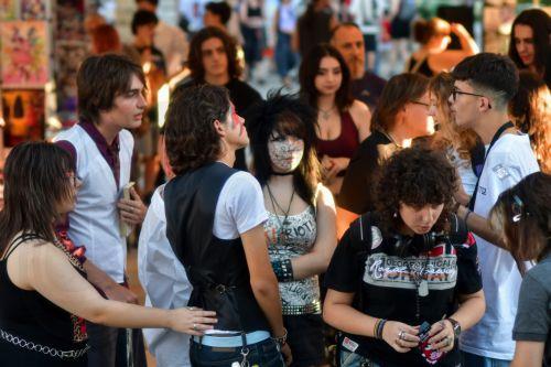 Πλήθος επισκεπτών και εκθετών με ιδιαίτερες εμφανίσεις που θύμιζαν φιγούρες από κόμικς, πέρασαν από την αυλή στο Artistic Alley όπου φιλοξενήθηκε το τριήμερο του 8ου Φεστιβάλ κόμικς στη Λάρισα την Κυριακή 06 Σεπτεμβρίου 2026 (δημοσιεύεται Σάββατο 12 Σεπτεμβρίου 2026) . Με τη συμμετοχή περισσότερων από 140 δημιουργών από την Ελλάδα και το εξωτερικό και με...