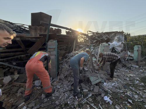 epa13233518 People clean debris at the site of a Russian strike on a building in Zaporizhzhia, Ukraine, 12 September 2026, amid the ongoing Russian invasion. At least two people were killed and four others injured in the Russian attack on Zaporizhzhia, according to the Ukrainian State Emergency Service (SES).  EPA/DARYNA NAUMOVA