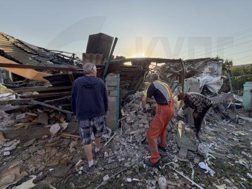 epa13233520 People clean debris at the site of a Russian strike on a building in Zaporizhzhia, Ukraine, 12 September 2026, amid the ongoing Russian invasion. At least two people were killed and four others injured in the Russian attack on Zaporizhzhia, according to the Ukrainian State Emergency Service (SES).  EPA/DARYNA NAUMOVA