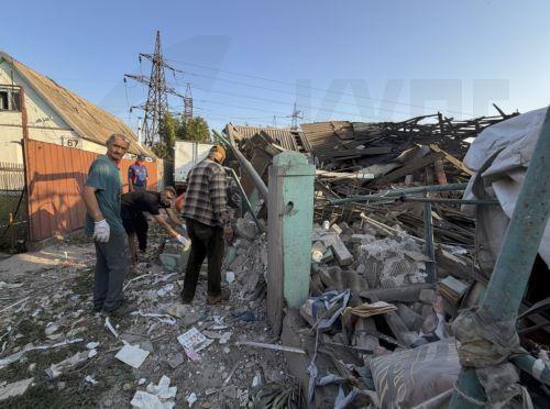 epa13233523 People clean debris at the site of a Russian strike on a building in Zaporizhzhia, Ukraine, 12 September 2026, amid the ongoing Russian invasion. At least two people were killed and four others injured in the Russian attack on Zaporizhzhia, according to the Ukrainian State Emergency Service (SES).  EPA/DARYNA NAUMOVA