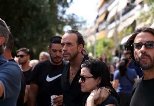 Ο Πάνος Μουζουράκης (Κ) παρευρίσκεται στην εξόδιο ακολουθία του τραγουδιστή Γιώργου Μαζωνάκη, στον Ι.Ν.Αγίας Τριάδας στη Νίκαια, Δευτέρα 14 Σεπτεμβρίου 2026. Ο δημοφιλής τραγουδιστής έφυγε από τη ζωή στις 9 Σεπτεμβρίου, σε ηλικία 54 ετών, μετά από καρδιακή ανακοπή. Η εξόδιος ακολουθία τελείται στον Ιερό Ναό Αγίας Τριάδας στη Νίκαια, ενώ η σορός του Γιώργου...
