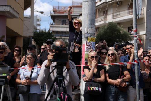 Κόσμος προσέρχεται στην εξόδιο ακολουθία του τραγουδιστή Γιώργου Μαζωνάκη, στον Ι.Ν.Αγίας Τριάδας στη Νίκαια, Δευτέρα 14 Σεπτεμβρίου 2026. Ο δημοφιλής τραγουδιστής έφυγε από τη ζωή στις 9 Σεπτεμβρίου, σε ηλικία 54 ετών, μετά από καρδιακή ανακοπή. Η εξόδιος ακολουθία τελείται στον Ιερό Ναό Αγίας Τριάδας στη Νίκαια, ενώ η σορός του Γιώργου Μαζωνάκη τέθηκε σε...
