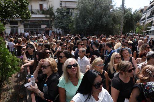 Κόσμος παρίσταται στην εξόδιο ακολουθία του τραγουδιστή Γιώργου Μαζωνάκη, στον Ι.Ν.Αγίας Τριάδας στη Νίκαια, Δευτέρα 14 Σεπτεμβρίου 2026. Ο δημοφιλής τραγουδιστής έφυγε από τη ζωή στις 9 Σεπτεμβρίου, σε ηλικία 54 ετών, μετά από καρδιακή ανακοπή. Η εξόδιος ακολουθία τελείται στον Ιερό Ναό Αγίας Τριάδας στη Νίκαια, ενώ η σορός του Γιώργου Μαζωνάκη τέθηκε σε...