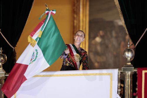 epa13242966 Mexican President Claudia Sheinbaum holds a national flag during the celebration of the Cry of Independence, from the balcony of the National Palace in the Zocalo of Mexico City, Mexico, 15 September 2026. Mexican Independence Day is celebrated on 16 September, commemorating the start of the war of independence from Spain in 1810.  EPA/JOSE...