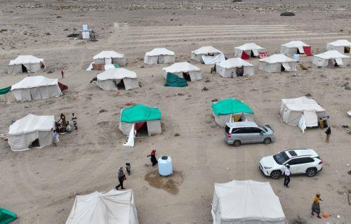 epa13246539 An aerial photo taken with a drone shows displaced people at a makeshift camp for Internally Displaced Persons (IDPs) in the southern port city of Aden, Yemen, 17 September 2026. At least 125,000 Yemenis have been displaced over the past two weeks amid the country’s renewed fighting between Houthi forces and Saudi-backed government forces,...