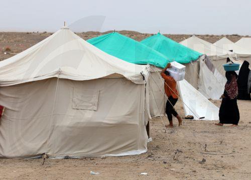 epa13246540 Displaced people receive aid provided by UN relief groups at a makeshift camp for Internally Displaced Persons (IDPs) in the southern port city of Aden, Yemen, 17 September 2026. At least 125,000 Yemenis have been displaced over the past two weeks amid the country’s renewed fighting between Houthi forces and Saudi-backed government forces,...