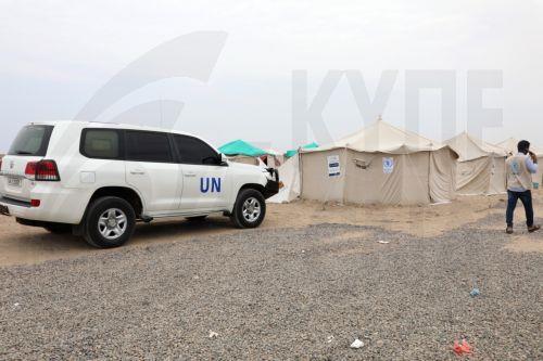 epa13246543 A UN staff member inspects a makeshift camp for Internally Displaced Persons (IDPs) in the southern port city of Aden, Yemen, 17 September 2026. At least 125,000 Yemenis have been displaced over the past two weeks amid the country’s renewed fighting between Houthi forces and Saudi-backed government forces, according to the UN Office for the...