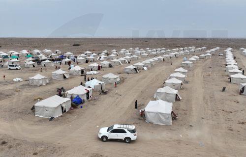epa13246544 An aerial photo taken with a drone shows a makeshift camp for Internally Displaced Persons (IDPs) in the southern port city of Aden, Yemen, 17 September 2026. At least 125,000 Yemenis have been displaced over the past two weeks amid the country’s renewed fighting between Houthi forces and Saudi-backed government forces, according to the UN...