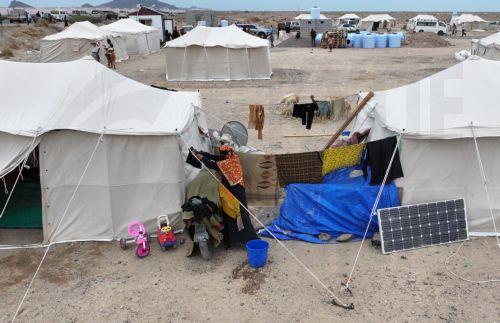 epa13246545 An aerial photo taken with a drone shows displaced people at a makeshift camp for Internally Displaced Persons (IDPs) in the southern port city of Aden, Yemen, 17 September 2026. At least 125,000 Yemenis have been displaced over the past two weeks amid the country’s renewed fighting between Houthi forces and Saudi-backed government forces,...