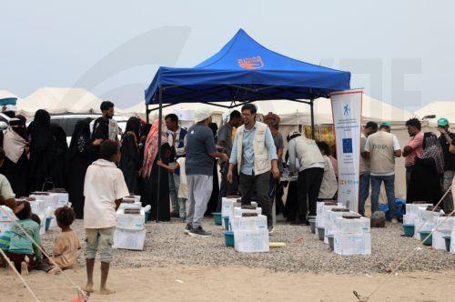 epa13246548 UN relief groups distribute aid to displaced people at a makeshift camp for Internally Displaced Persons (IDPs) in the southern port city of Aden, Yemen, 17 September 2026. At least 125,000 Yemenis have been displaced over the past two weeks amid the country’s renewed fighting between Houthi forces and Saudi-backed government forces, according...