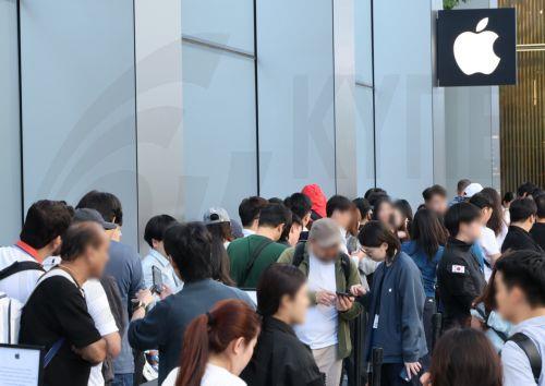 epa13246985 Shoppers queue for the launch of iPhone 18 series smartphones at an Apple Store in Seoul, South Korea, 18 September 2026.  EPA/YONHAP SOUTH KOREA OUT