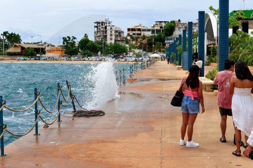 epa13256713 People walk along the boardwalk amid strong waves in Acapulco, Mexico, 22 September 2026. Hurricane Polo, which reached Category 5, the highest level on the Saffir-Simpson scale, is expected to move slowly off Mexico's Pacific coast, while forecasts for heavy rain in western states remain in effect, according to Mexico's National Meteorological...